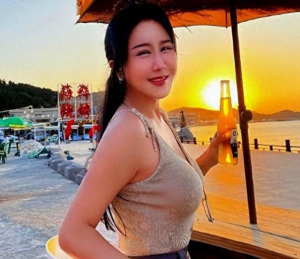 宏盈国际 她拍三级片爆红，又因私密照崩塌，如今42岁嫁农村老公逆袭了
