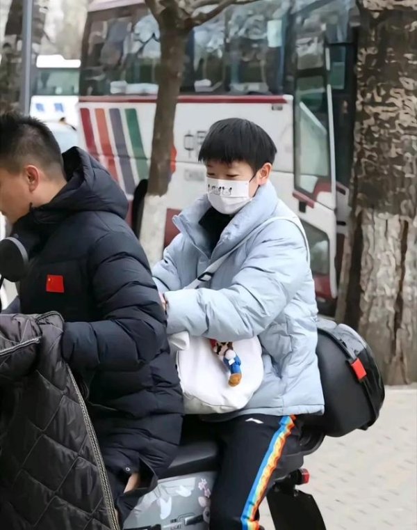 富深优配 第一次见到莎莎这张照片，脚受伤，德华骑车带着她去看伤，好暖心