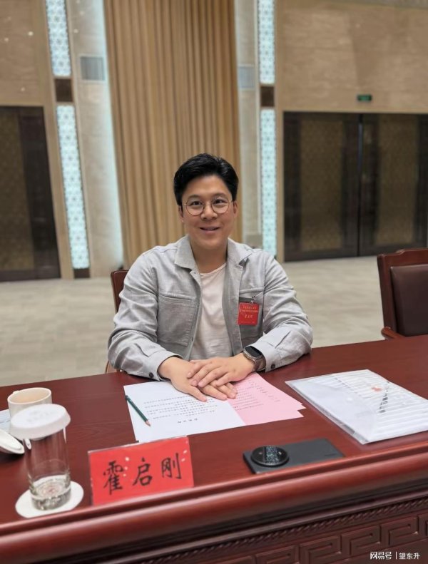 本信选配 众人不解！霍启刚只要和郭晶晶一起出席活动，就会变得很呆萌